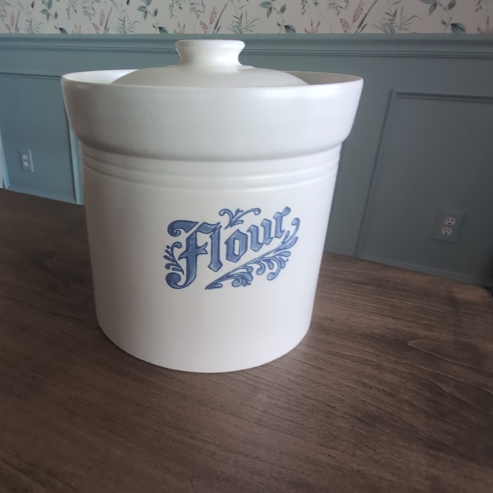 Pfaltzgraff Yorktowne Flour Canister 3.5 QT Cream Stoneware USA 506 Vintage Lid
